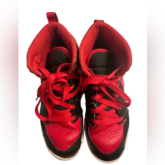 Make an OFFER GUC Nike Red / Black Kids Size 2Y - Picture 2 of 5
